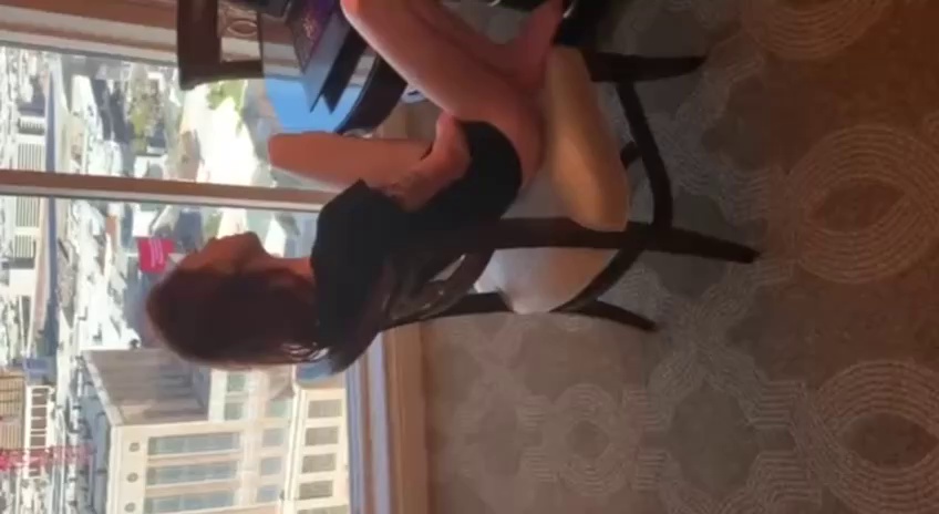 Sevgilisini mastürbasyon yaparken yakalıyo ve dahil olmak istiyo